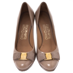 مملوكة مسبقًا حذاء كعب عالي سالفاتوري فيراغامو نعل سميك مقدمة مفتوحة فيونكة فارا جلد ذهبي غير لامع ميتالك مقاس 37.5