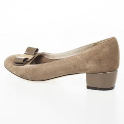 مملوكة مسبقًا Salvatore Ferragamo Vara Block Heel Pumps Size 39