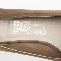 مملوكة مسبقًا Salvatore Ferragamo Vara Block Heel Pumps Size 39