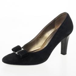 مملوكة مسبقًا Salvatore Ferragamo Black Suede Bow Pumps Size 37.5