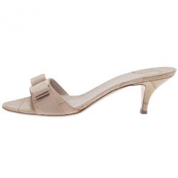 مملوكة مسبقًا Salvatore Ferragamo Beige Croc Embossed Glory Bow Slides Size 40