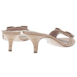 مملوكة مسبقًا Salvatore Ferragamo Beige Croc Embossed Glory Bow Slides Size 40