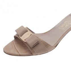 مملوكة مسبقًا Salvatore Ferragamo Beige Croc Embossed Glory Bow Slides Size 40