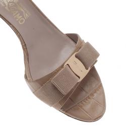 مملوكة مسبقًا Salvatore Ferragamo Beige Croc Embossed Glory Bow Slides Size 40