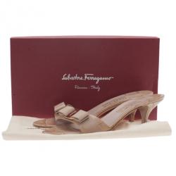 مملوكة مسبقًا Salvatore Ferragamo Beige Croc Embossed Glory Bow Slides Size 40