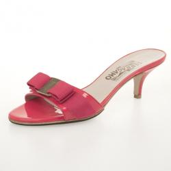 مملوكة مسبقًا Salvatore Ferragamo Peach Patent 'Glory' Bow Trim Slides Size 36.5