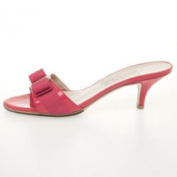 مملوكة مسبقًا Salvatore Ferragamo Peach Patent 'Glory' Bow Trim Slides Size 36.5