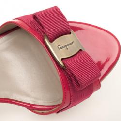 مملوكة مسبقًا Salvatore Ferragamo Peach Patent 'Glory' Bow Trim Slides Size 36.5
