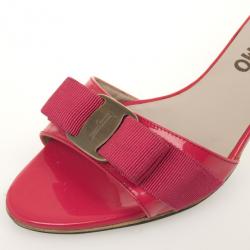 مملوكة مسبقًا Salvatore Ferragamo Peach Patent 'Glory' Bow Trim Slides Size 36.5