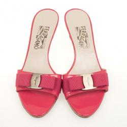 مملوكة مسبقًا Salvatore Ferragamo Peach Patent 'Glory' Bow Trim Slides Size 36.5
