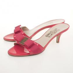 مملوكة مسبقًا Salvatore Ferragamo Peach Patent 'Glory' Bow Trim Slides Size 36.5