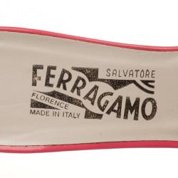 مملوكة مسبقًا Salvatore Ferragamo Peach Patent 'Glory' Bow Trim Slides Size 36.5