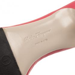 مملوكة مسبقًا Salvatore Ferragamo Peach Patent 'Glory' Bow Trim Slides Size 36.5