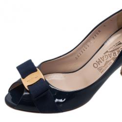 Pre Owned حذاء كعب عالي سالفاتوري فيراغامو أزرق لامع فيونكة فارا فتحة أمامية للأصبع مقاس 36.5