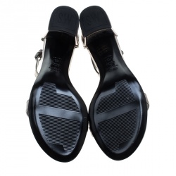 مملوكة مسبقًا Stuart Weitzman Metallic Silver Leather Simple Chorus Ankle Strap Open Toe Sandals Size 39