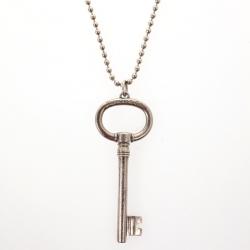 مملوكة مسبقًا Tiffany & Co. Oval Key Silver Pendant Necklace