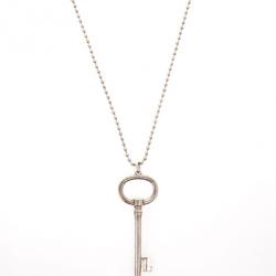 مملوكة مسبقًا Tiffany & Co. Oval Key Silver Pendant Necklace