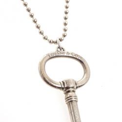مملوكة مسبقًا Tiffany & Co. Oval Key Silver Pendant Necklace