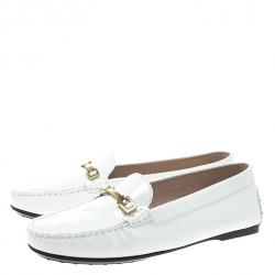 مملوكة مسبقًا Tod's White Patent Leather Horsebit Loafers Size 39.5
