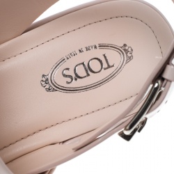 مملوكة مسبقًا صندل تودز نعل سميك فتحة كعب جلد لامع وردي فاتح مقاس 39