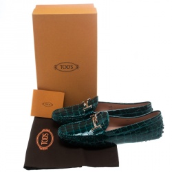 مملوكة مسبقًا حذاء لوفرز تودز دريفر إبزيم T مزدوج غومينو جلد لامع نقش تمساح وردي فاتح مقاس 37.5