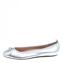 مملوكة مسبقًا Tod's Metallic Silver Leather Studded Ballet Flats Size 40.5