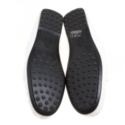 مملوكة مسبقًا حذاء لوفرز تودز بيني جلد نقش تمساح أبيض مقاس 37