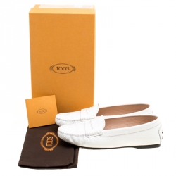 مملوكة مسبقًا حذاء لوفرز تودز بيني جلد نقش تمساح أبيض مقاس 37