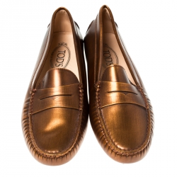 مملوكة مسبقًا حذاء لوفرز تودز غومينو سليب أون جلد برونزي ميتاليك مقاس 38.5