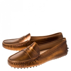 مملوكة مسبقًا حذا ء لوفرز تودز غومينو سليب أون جلد برونزي ميتاليك مقاس 38.5