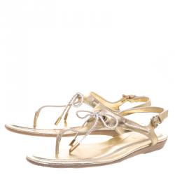 مملوكة مسبقًا صندل تودز فلات بإصبع جلد ميتالك ذهبي مقاس 38