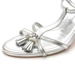 مملوكة مسبقًا Tod's Silver Leather Tassel T Strap Sandals Size 37.5