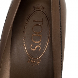 مملوكة مسبقًا حذاء كعب عالي لوفرز تودز إبزيم جلد بني فاتح مقاس 38.5