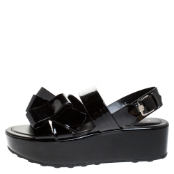 مملوكة مسبقًا صندل تودز نعل سميك فتحة كعب جلد لامع أسود مقاس 40