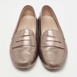 مملوكة مسبقًا Tod's Metallic Leather Gommino Penny Slip On Loafers Size 38.5
