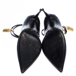 مملوكة مسبقًا حذاء كعب عالي توم فورد جلد لامع كريمي بقفل مزين مقدمة مدببة مقاس 38