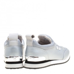 مملوكة مسبقًا حذاء رياضي سليب أون توري برش لاني جلد فضي ميتاليك مزخرف مقاس 36