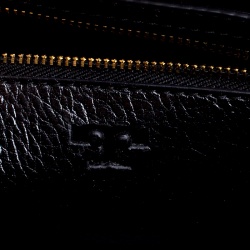 مملوكة مسبقًا حقيبة توري برش يد علوية ساوير مزخرفة جلد وقطيفة سوداء