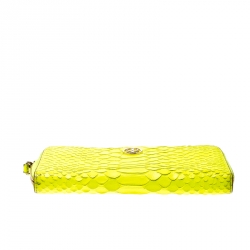 Pre Owned محفظة توري برش جلد نقشة الثعبان أخضر نيون بسحاب محيط