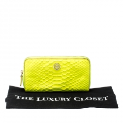 Pre Owned محفظة توري برش جلد نقشة الثعبان أخضر نيون بسحاب محيط