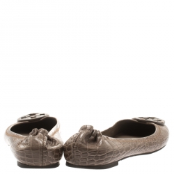 Pre Owned حذاء فلات باليه توري برش مجعد ريفا جلد نقش تمساح بيج مقاس 39.5