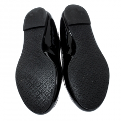 Pre Owned حذاء فلات باليه توري برش لويزا مايكرو جلد لامع أسود مقاس 36