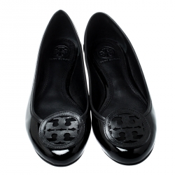 Pre Owned حذاء فلات باليه توري برش لويزا مايكرو جلد لامع أسود مقاس 36