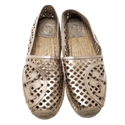 مملوكة مسبقًا Tory Burch Metallic Dull Gold Laser Cut Leather Logo Thatched Espadrille Flats Size 40