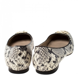 Pre Owned حذاء باليرينا فلات توري بورش ريفا جلد ثعبان بارز ثنائي اللون مقاس 37.5