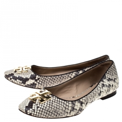 Pre Owned حذاء باليرينا فلات توري بورش ريفا جلد ثعبان بارز ثنائي اللون مقاس 37.5