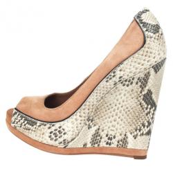 مملوكة مسبقًا Tory Burch Beige Suede &amp; Snake Embossed Sandra Wedges Size 41