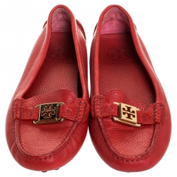 Pre Owned حذاء لوفرز توري برش درايفنغ أحمر مقاس 38