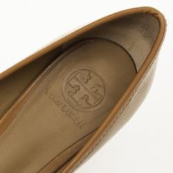 Pre Owned Tory Burch Beige Patent Aaden Logo Pumps Size 39.5