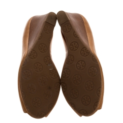 مملوكة مسبقًا Tory Burch Brown Leather Julianne Peep Toe Wedge Pumps Size 37.5